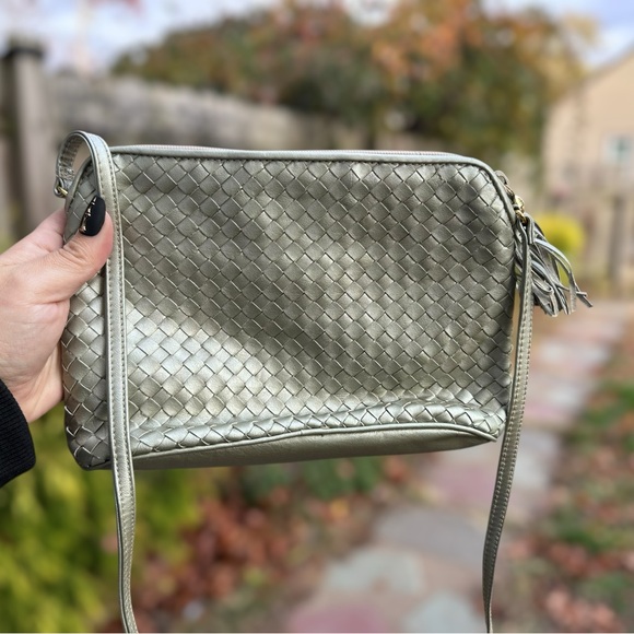 Vintage GANSON Silver Metalic Woven Leather Crossbody Bag With Tassel - Picture 4 of 11